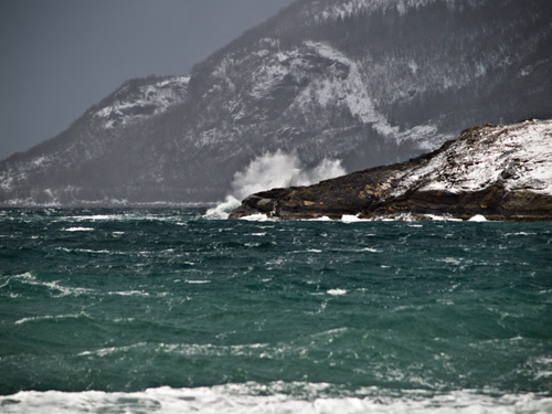 Bilde av bølge som slår over nes i Nord Norge